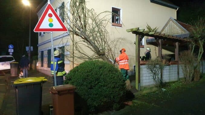 FW Königswinter: Sturmböen beschäftigen Feuerwehr auch in Königswinter