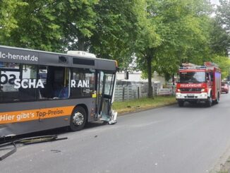 FW Königswinter: Unfall mit Linienbus endet glimpflich - Mehrere Leichtverletzte