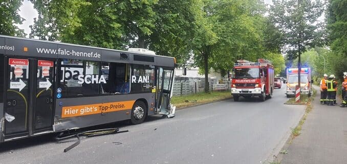 FW Königswinter: Unfall mit Linienbus endet glimpflich - Mehrere Leichtverletzte