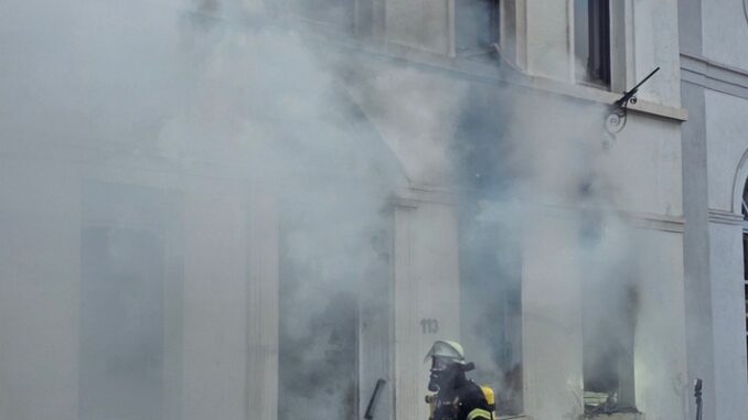 FW Königswinter: Wohnungsbrand in Königswinter - Niederdollendorf Feuerwehr kann Brandausbreitung verhindern