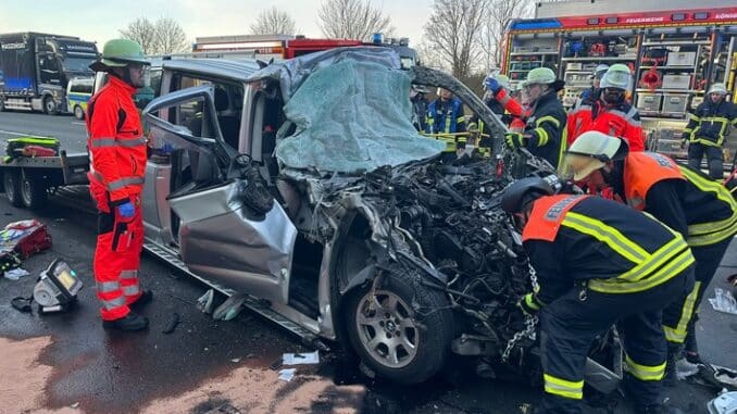 FW Königswinter: Zwei Schwerstverletzte nach Verkehrsunfall auf Autobahn A3 - Feuerwehr rettet eingeklemmten Fahrer