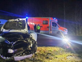 FW Königswinter: Zwei Verletzte bei Verkehrsunfall auf L330