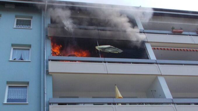 FW Konstanz: Balkonbrand in Mehrfamilienhaus