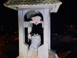 FW Konstanz: Große Glocke auf Dach gestürzt