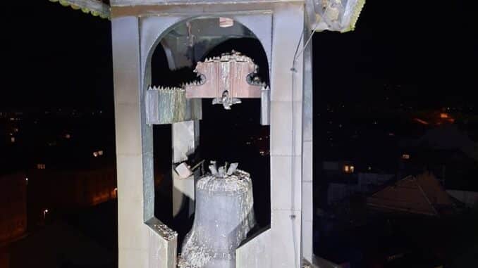 FW Konstanz: Große Glocke auf Dach gestürzt