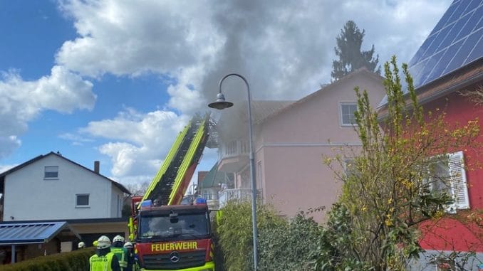 FW Konstanz: Kellerbrand mit Menschenrettung - Parallel mehrere Einsätze