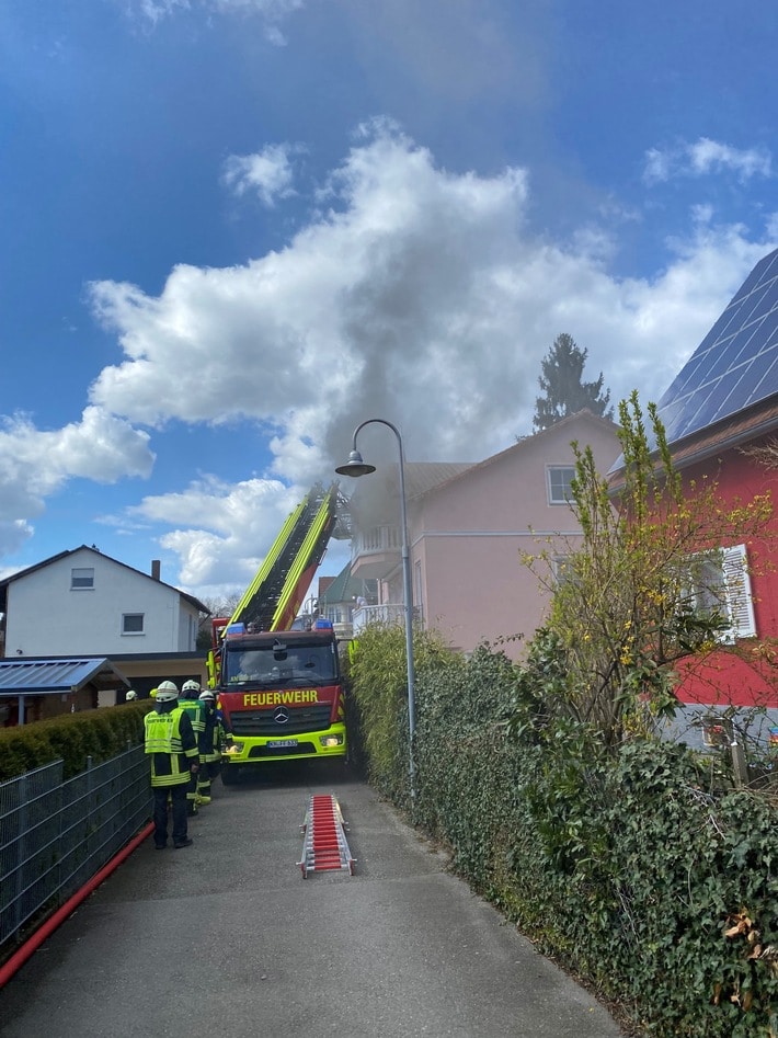 FW Konstanz: Kellerbrand mit Menschenrettung - Parallel mehrere Einsätze