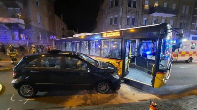 FW Konstanz: Verkehrsunfall - PKW gegen Bus