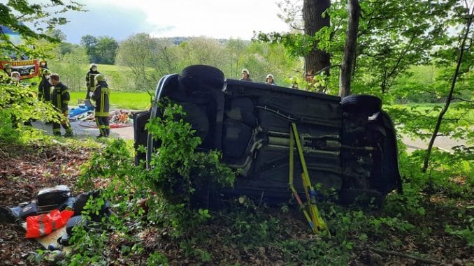 FW Konstanz: Verkehrsunfall Person im Fahrzeug eingeklemmt