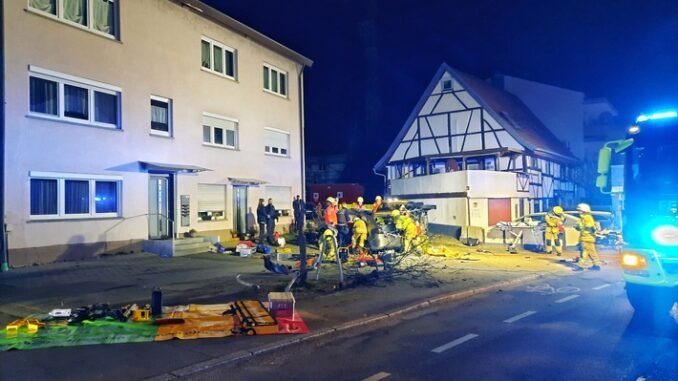 FW Konstanz: Verkehrsunfall fordert Feuerwehr