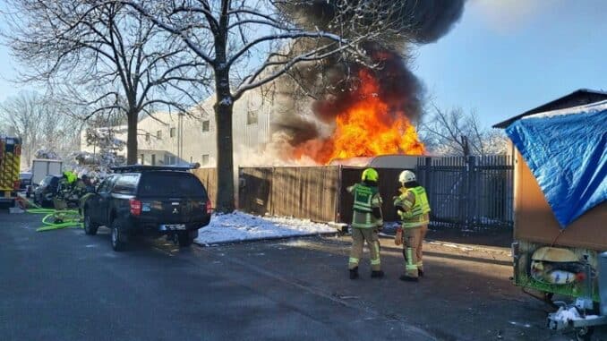 FW Konstanz: Wohnwagen brennen an Lagerhalle