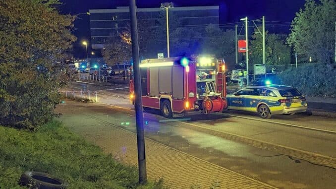 FW Konstanz: Zwei schwere Unfälle fast zeitgleich / Kind unter PKW eingeklemmt - Personenzug rammt PKW auf Bahnübergang