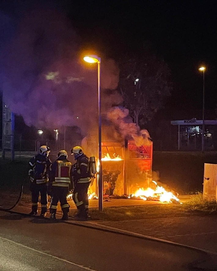 FW Kranenburg: Brand eines Kleidercontainers