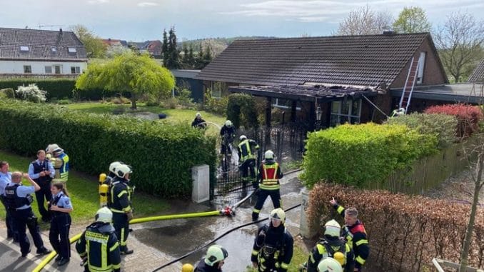 FW Kranenburg: Heckenbrand mit hohem Sachschaden