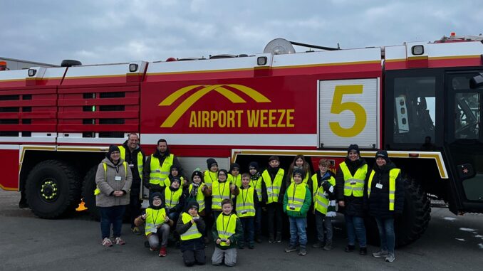 FW Kranenburg: Kranenburger Kinderfeuerwehr besuchte Flughafenfeuerwehr