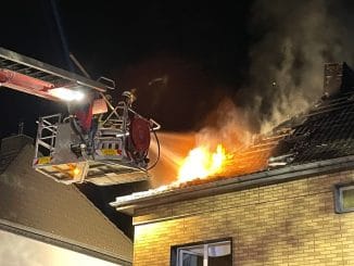 FW Kreuzau: Dachstuhlbrand in Einfamilien-Reihenhaus