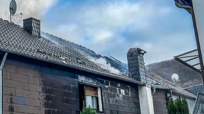 FW Kreuzau: Dachstuhlbrand in Obermaubach