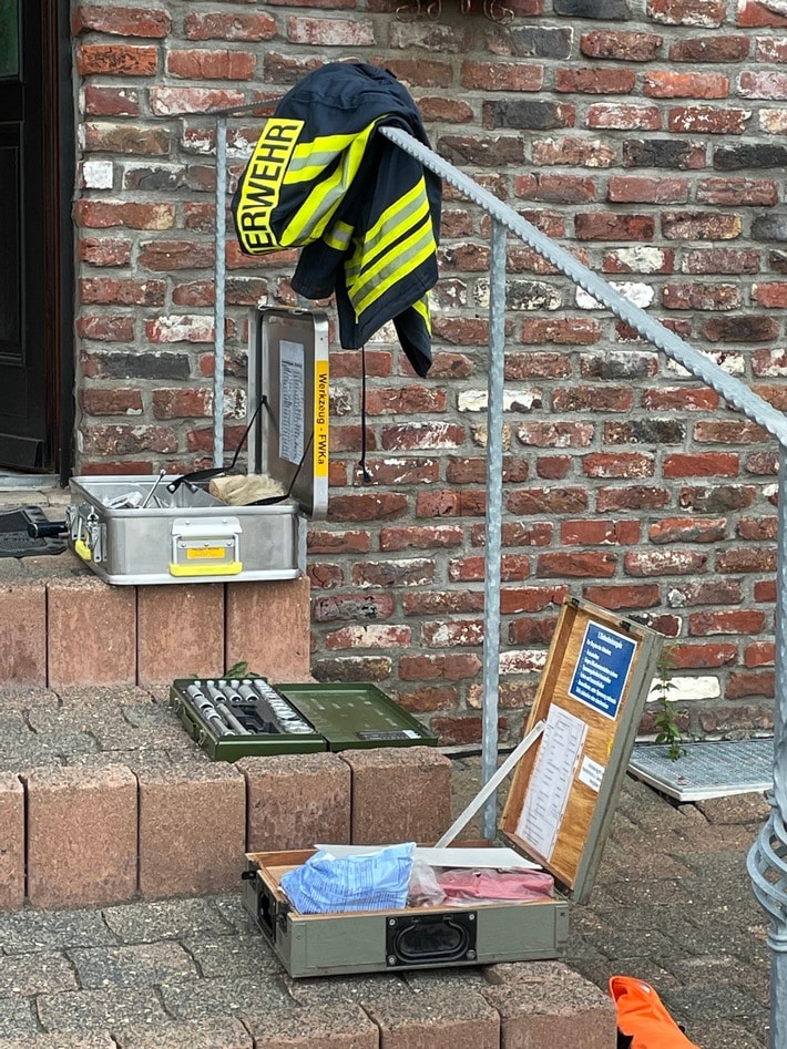 FW Kreuzau: Hund in Treppenlift eingeklemmt