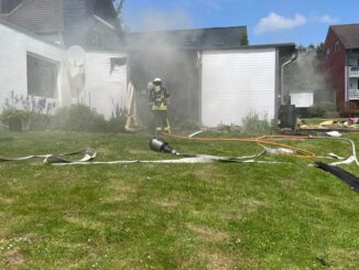 FW-LEV: Brand in Zwischendecke sorgt für umfangreichen Einsatz in Steinbüchel +++ paralleler Brandeinsatz in Manfort