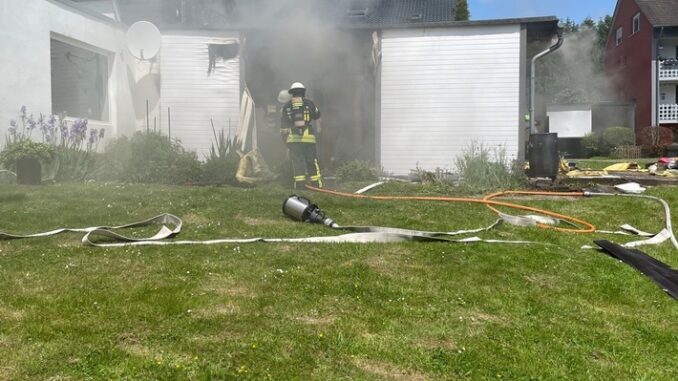 FW-LEV: Brand in Zwischendecke sorgt für umfangreichen Einsatz in Steinbüchel +++ paralleler Brandeinsatz in Manfort