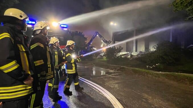 FW-LEV: Brand zerstört Großbäckerei in Leverkusen Quettingen