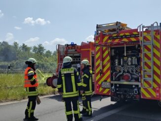 FW-LEV: Pkw brennt im Autobahnkreuz Leverkusen