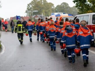 FW-LFVSH: Jugendfeuerwehren brechen Weltrekord mit beeindruckender Schlauchleitung