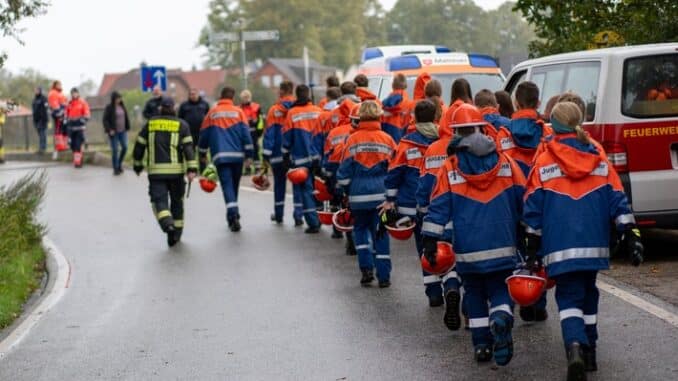 FW-LFVSH: Jugendfeuerwehren brechen Weltrekord mit beeindruckender Schlauchleitung