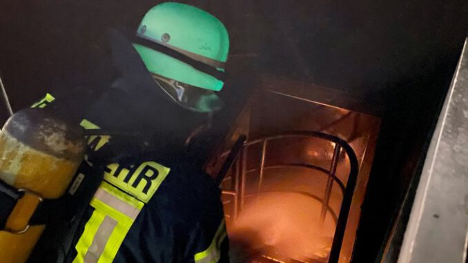 FW-LK Leer: Dreitägige Hitzeschlacht auf der Nesse Realbrandausbildung für rund 170 Feuerwehrleute auf dem Gelände der Kreisfeuerwehr Leer