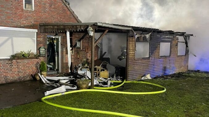 FW-LK Leer: Frau aus brennendem Haus gerettet - Ersthelfer erlitten selber Rauchvergiftungen - Vier verletzte nach Feuer in Holtland