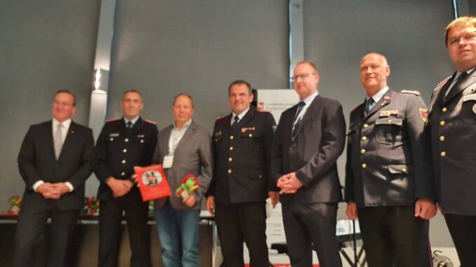 FW-LK Leer: Leeraner Unternehmer durch Innenminister als Partner der Feuerwehr ausgezeichnet