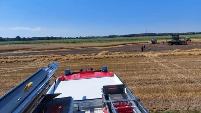 FW-LK Leer: Mähdrescher verursacht großen Flächenbrand