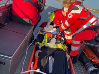 FW-LK Leer: Notfall auf der Ems - Feuerwehr und Rettungsdienst trainierten den Ernstfall