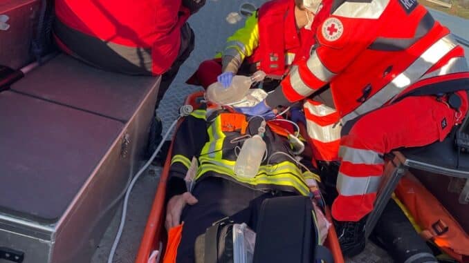 FW-LK Leer: Notfall auf der Ems - Feuerwehr und Rettungsdienst trainierten den Ernstfall