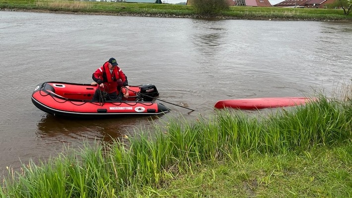 FW-LK Leer: Wasserrettungseinsatz in Loga - Rund 30 Falschparker behinderten Rettungskräfte