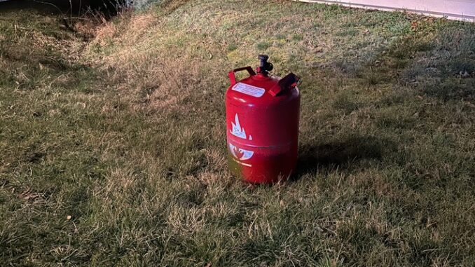 FW LK Leipzig: Fahrzeug gegen 12 Kg Gasflasche