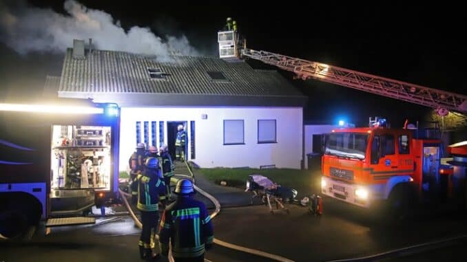 FW LK Neunkirchen: Wohnhaus nach Brand im Dachgeschoss unbewohnbar