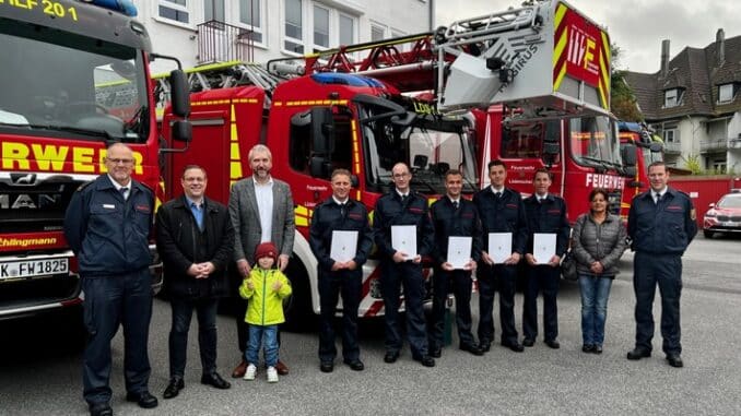 FW-LÜD: Feuerwehr Lüdenscheid rüstet auf / Zahlreiche Lehrgangsabschlüsse, Ernennungen und Beförderungen bei der Feuerwehr