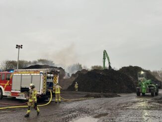 FW Lage: Erneuter Brand in einem Betrieb in Lage-Kachtenhausen.