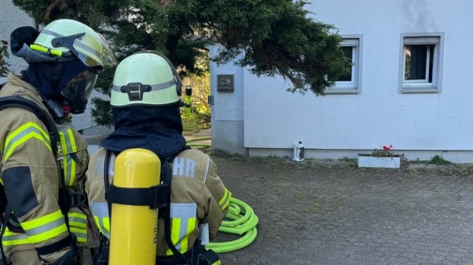 FW Lage: Feuer 2 / Feuer in Carport/Anbau - 28.04.2022 - 18:34 Uhr