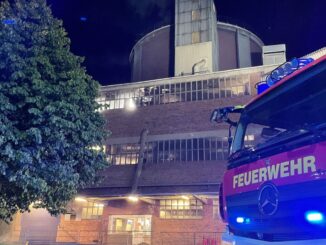 FW Lage: Feuer 2 / Kabelbrand greift auf Pelletsilo über - 02.10.2022 - 21:26 Uhr