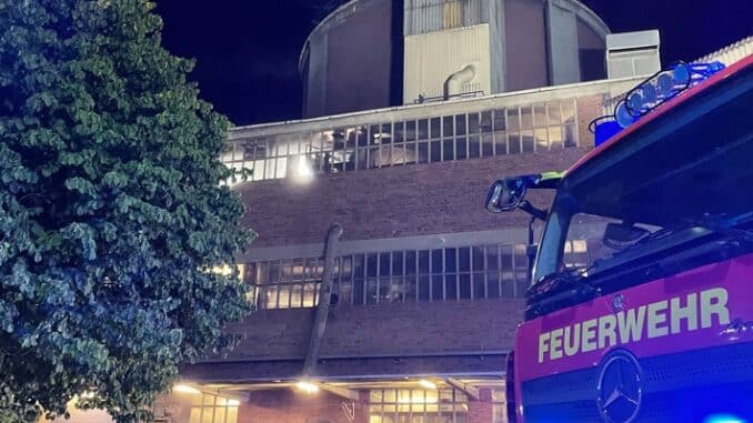 FW Lage: Feuer 2 / Kabelbrand greift auf Pelletsilo über - 02.10.2022 - 21:26 Uhr
