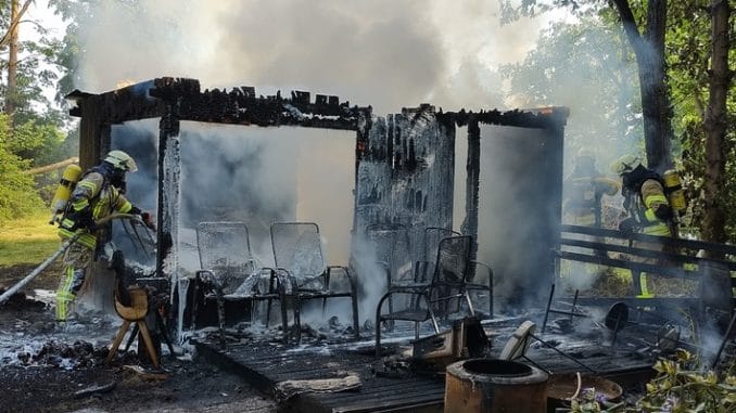 FW Lage: Feuer 3 / Brennt Gartenhütte - 18.05.2022 - 10:19 Uhr