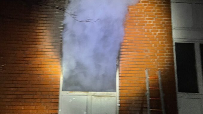 FW Lage: Feuer 3 / Zimmerbrand in einer Gemeinschaftsunterkunft - 12.01.2022 - 05:07 Uhr