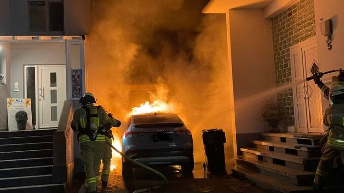 FW Lage: Feur 2 / PKW Brand - Brennt E-Auto - 18.09.2022 - 00:30 Uhr