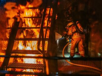 FW Lehrte: 120 Atemschutzgeräteträger der Feuerwehren aus dem Stadtgebiet Lehrte trainieren in Brandsimulationsanlage