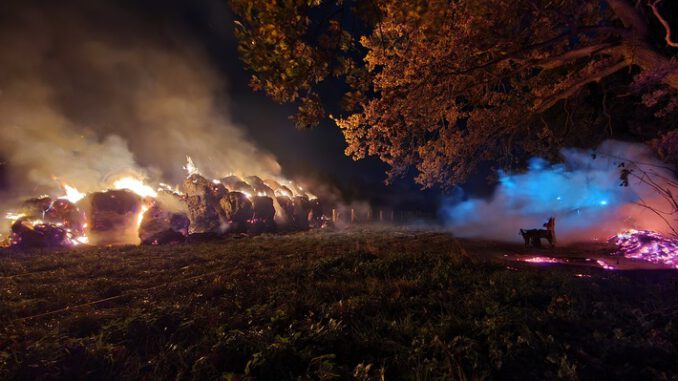 FW Lehrte: Brennende Strohballen im Bereich einer Stallung