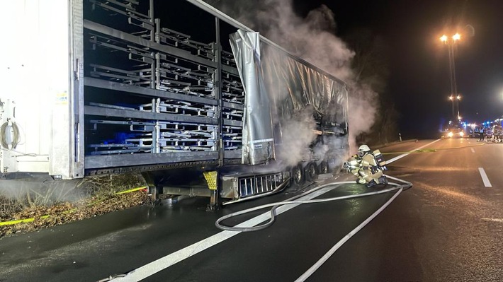 FW Lehrte: Brennender Sattelauflieger Autobahn A2