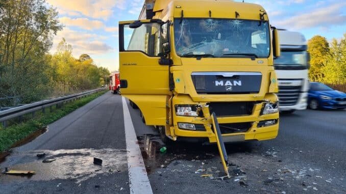 FW Lehrte: Brennendes Traktorgespann mit Strohballen, eine getroffene Gasleitung und ein LKW Unfall auf der Autobahn A2: 3 Einsätze in 70 Minuten