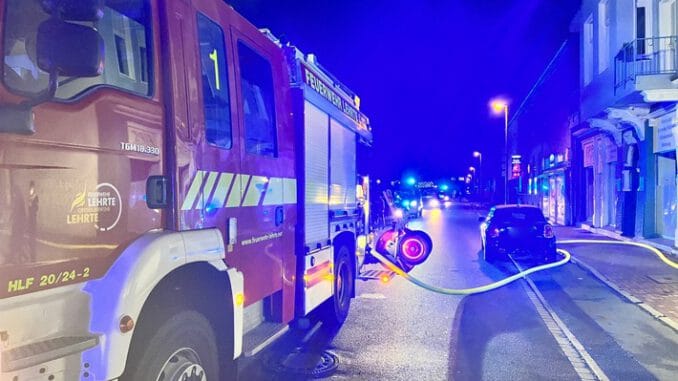 FW Lehrte: Containerbrand an Hausfassade